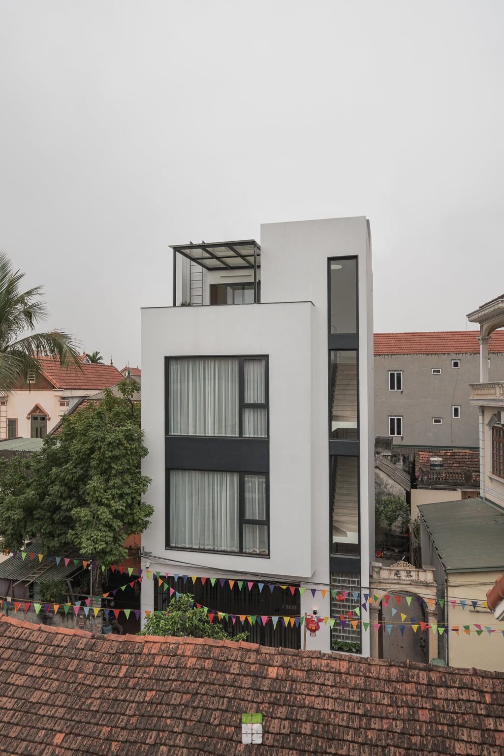 Mặt tiền nhà phố LH-Haus với cửa kính lớn