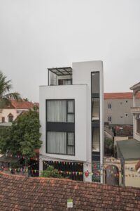 Mặt tiền nhà phố LH-Haus với cửa kính lớn