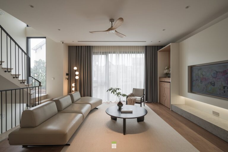 Phòng khách với sofa da và bàn trà tròn