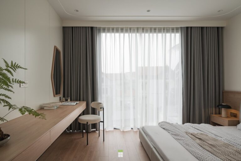 Bàn trang điểm cạnh cửa sổ